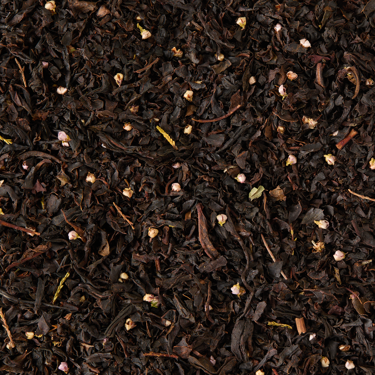 Whisky Loose Leaf Tea features Scottish black tea leaves blended with small, pale heather flower buds, resulting in a textured and earthy appearance.