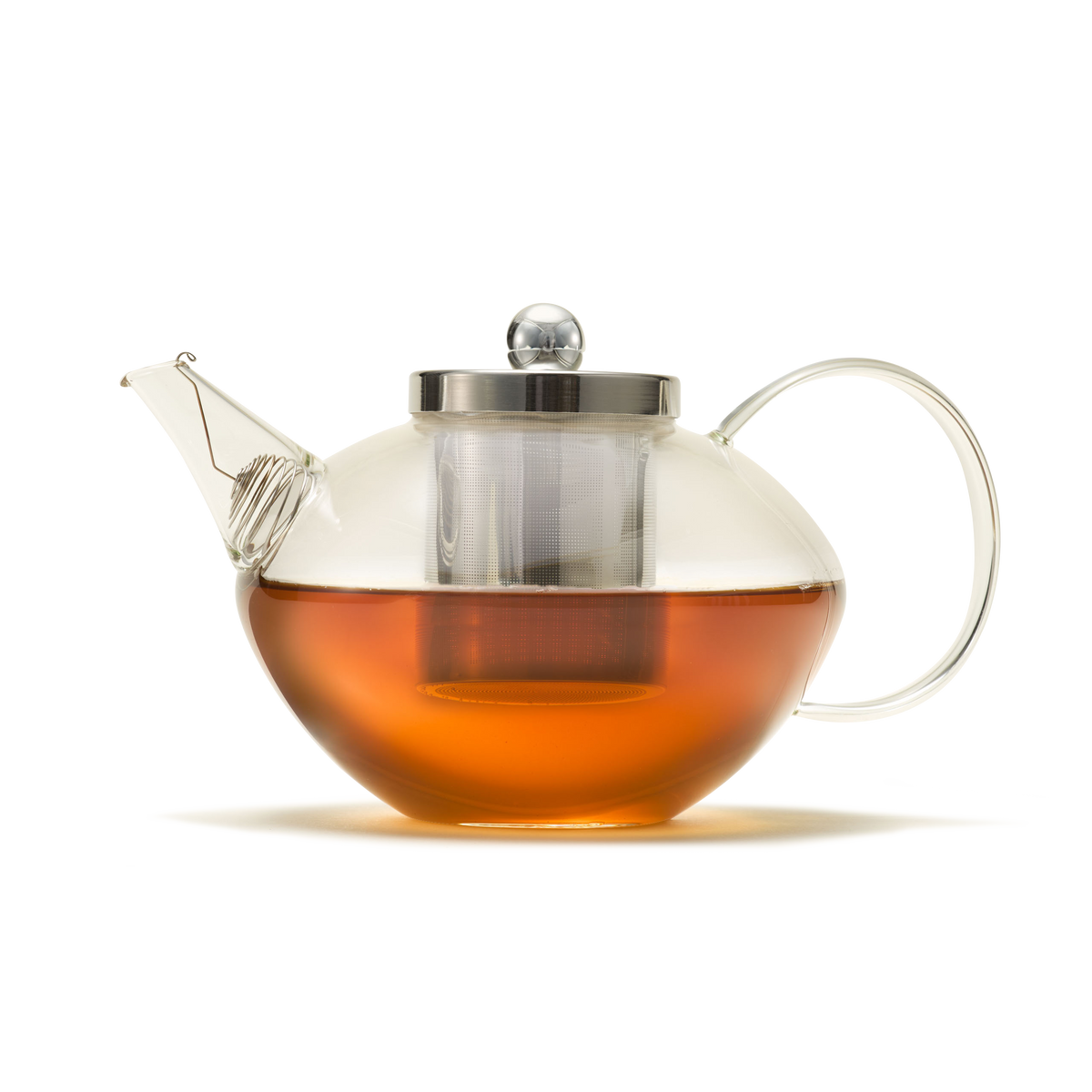 The Chelsea Glass Teapot with Infuser, crafted from clear borosilicate glass and featuring a metal infuser and lid, is filled with amber-colored tea and displayed against a white background.