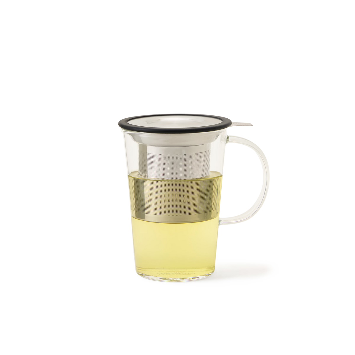 The Black Glass Pao Infuser Mug, crafted from clear borosilicate glass and equipped with a metal tea infuser and a white lid, is filled with light yellow tea. This loose leaf tea mug features an ergonomic handle and is showcased against a plain white background.